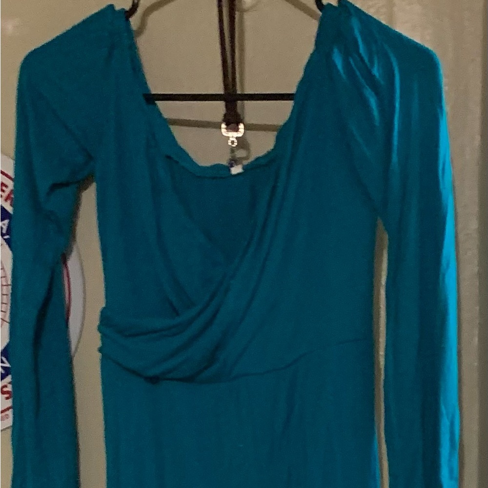 Dress worn off shoulders, use it as a regular dress or maternity has a tail